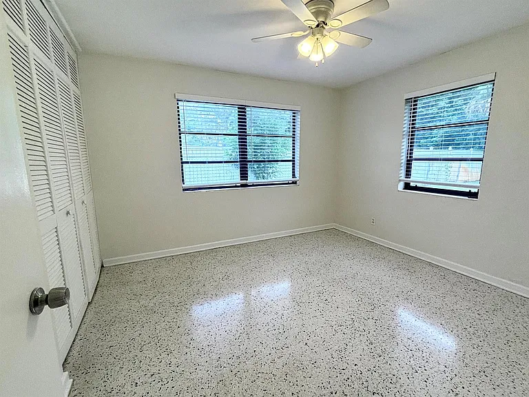 218 Seville Rd — Photo 8