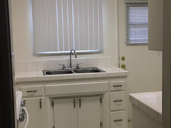 3rd image of 1009 W Huntington Dr APT 24