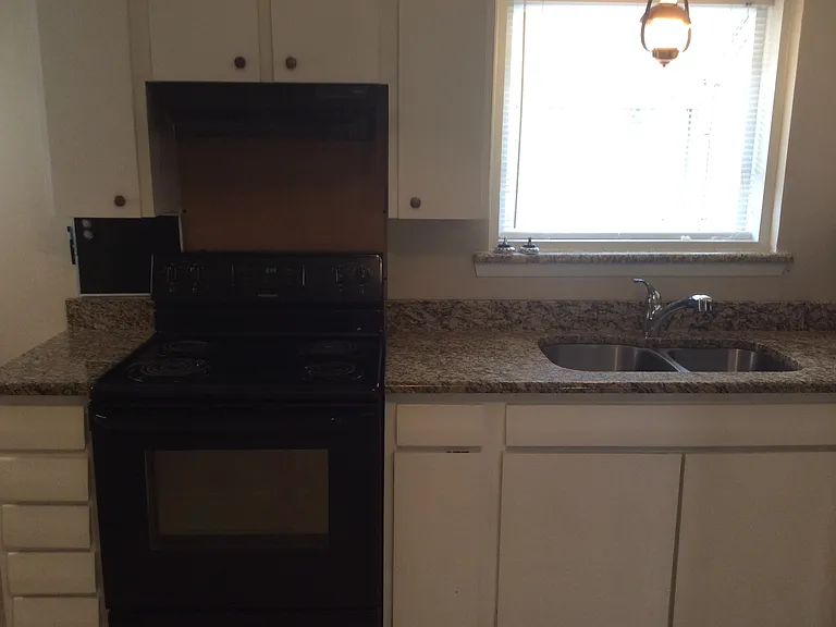 1201 Travis St — Photo 2