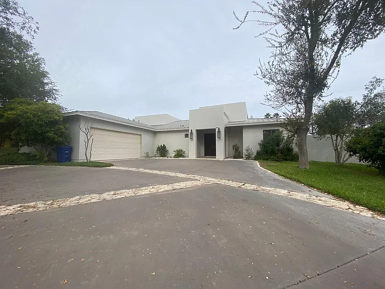 407 Jordan Dr — Photo 2