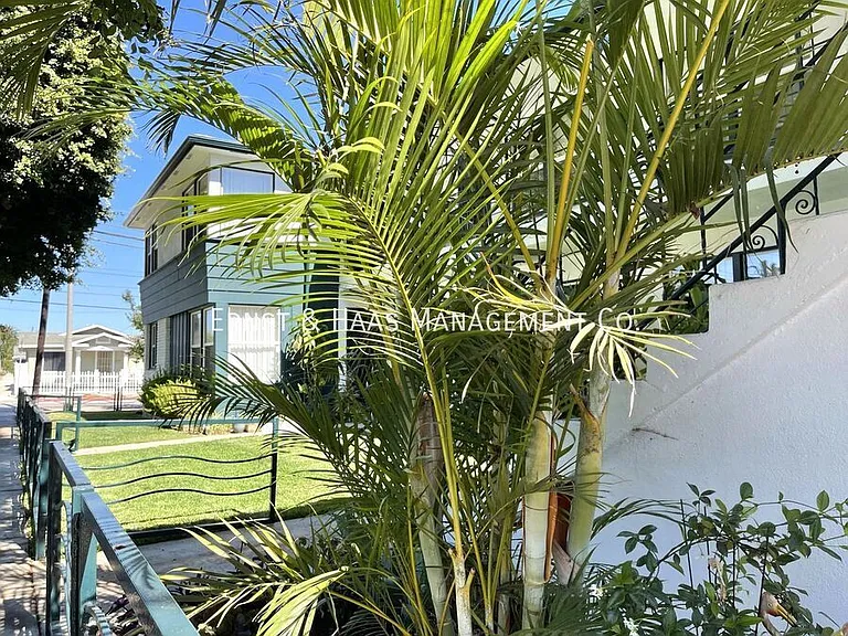 1641 Loma Ave #8 — Photo 9
