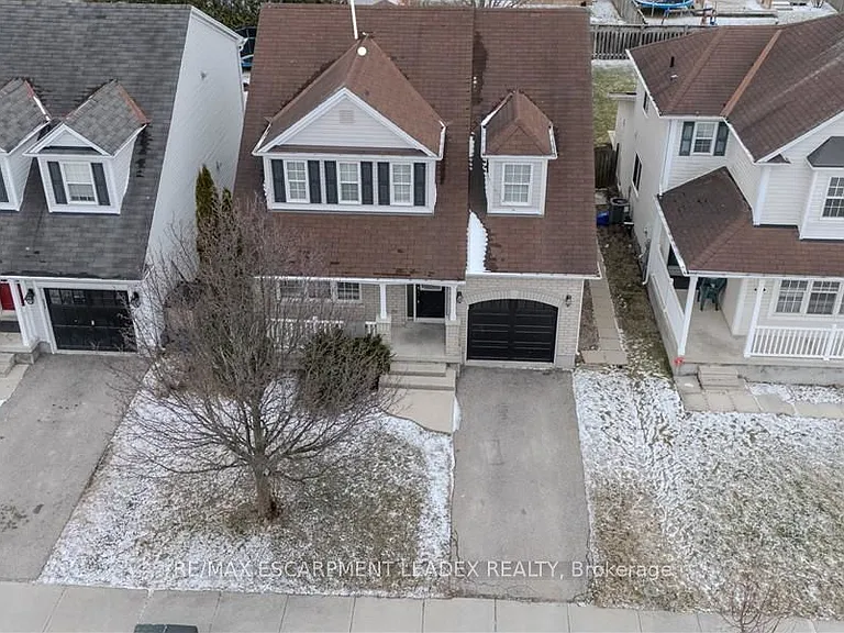 7 Hollinrake Ave — Photo 1