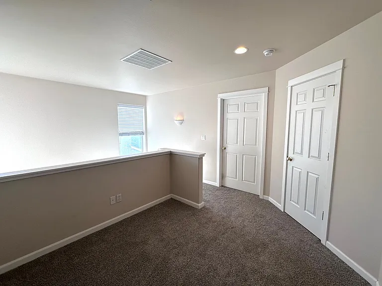 Beautiful 3 Bedroom And 2.5 Bathroom Townhouse In Southwest Redmond! — Photo 7