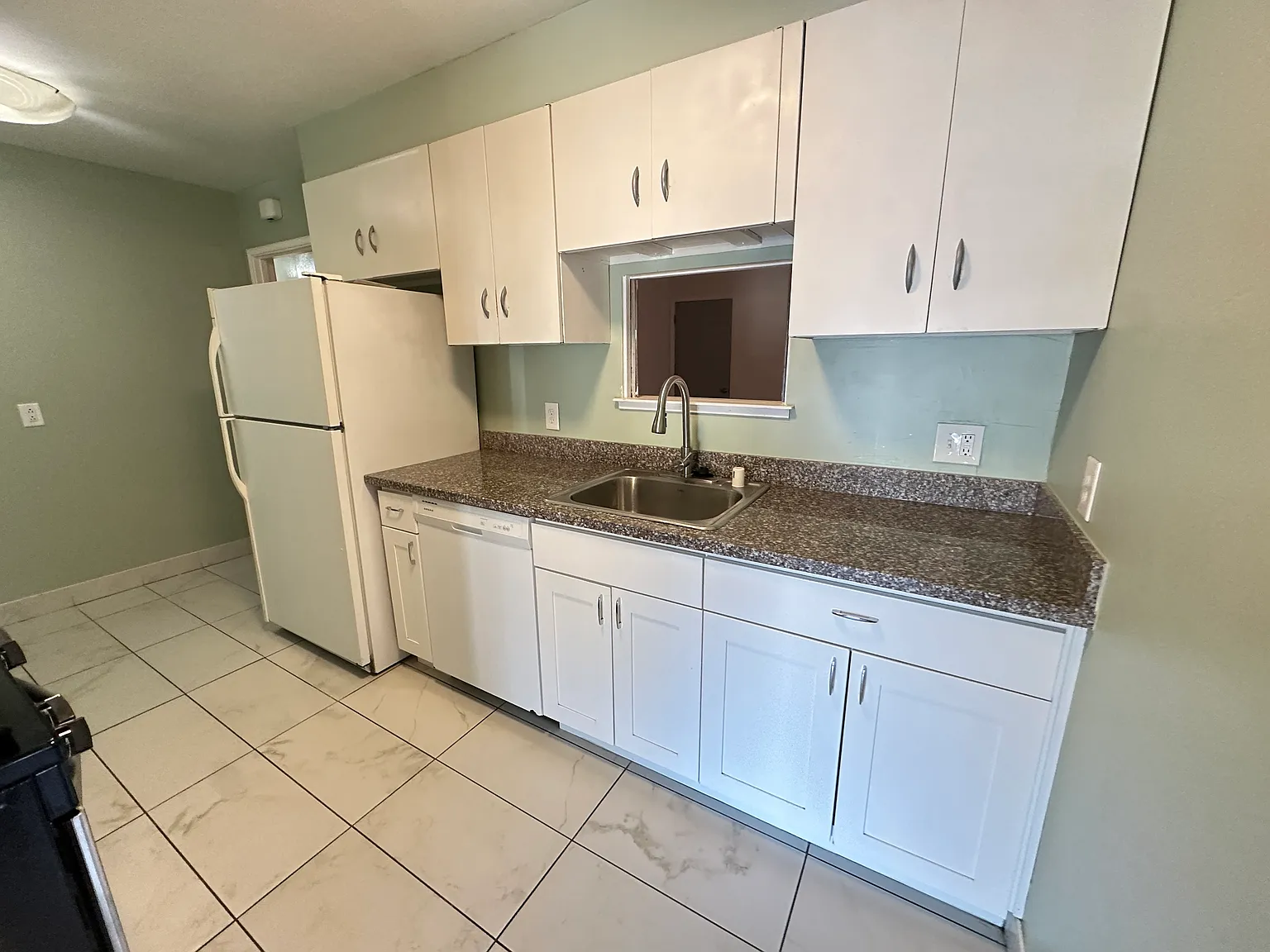 3 bed, 1176 sqft, $2,400 — Photo 2