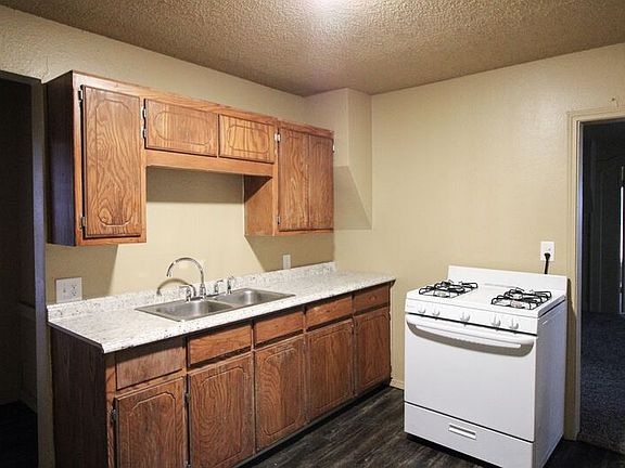 4th image of 912 E Lee Ave