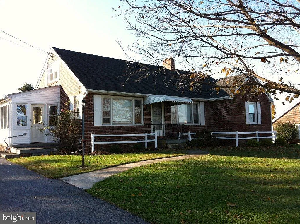 3 bed, 1.5 bath, 2028 sqft, $1,995 — Photo 1