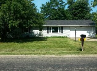 200 Meadows Dr, Altamont, IL 62411