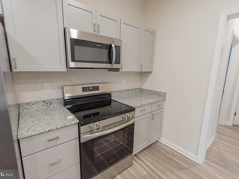 215 King St W #B — Photo 12
