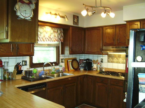 5th image of 810 Menominee Dr