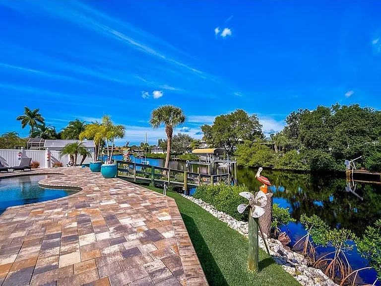 670 Coral Dr — Photo 8