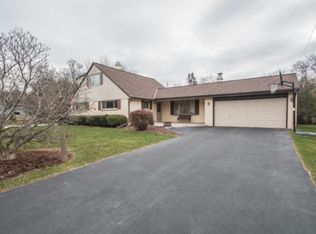 2301 W Daphne Rd, Glendale, WI 53209