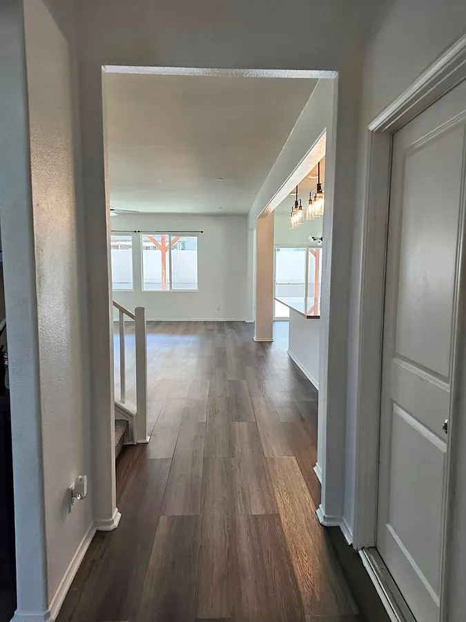 4 bed, 2705 sqft, $2,595 — Photo 4