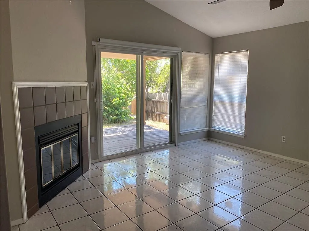 3 bed, 2.0 bath, 1268 sqft, $2,099 — Photo 4
