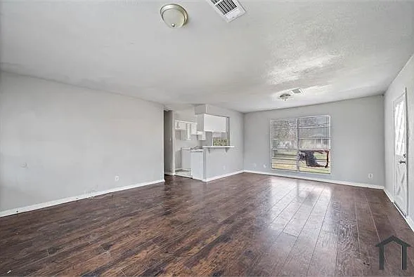 3 bed, 975 sqft, $1,500 — Photo 2