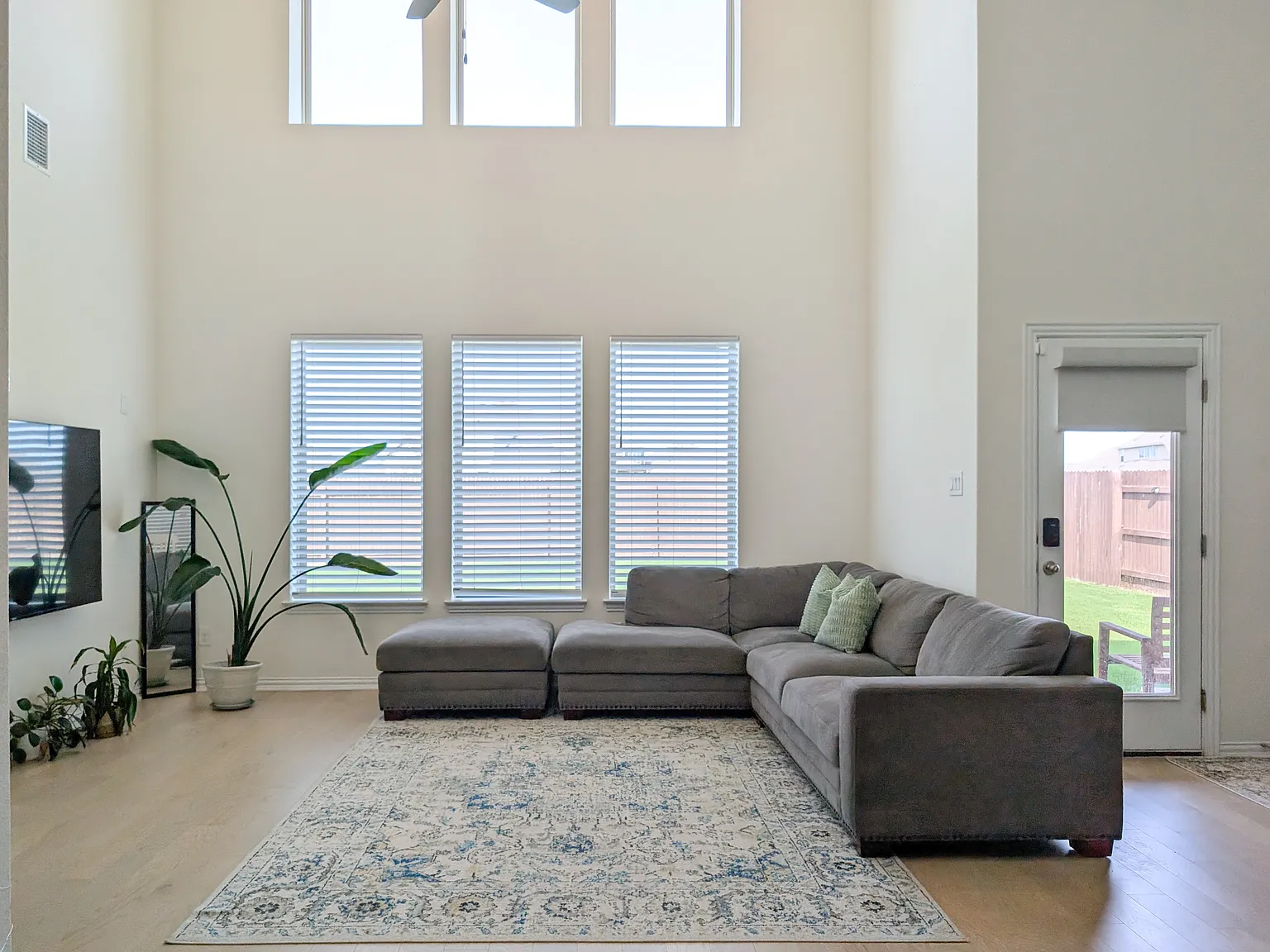 3 bed, 2.5 bath, 2681 sqft, $2,450 — Photo 1
