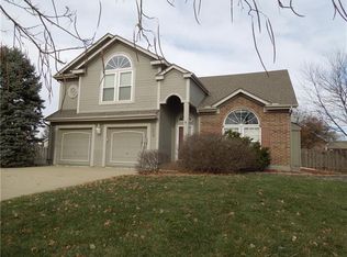 208 NE Beacon Cir, Lees Summit, MO 64086
