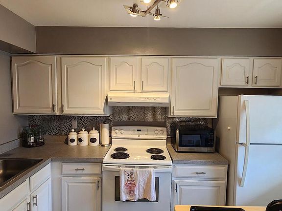 3rd image of 2815 Lee Landing Ct