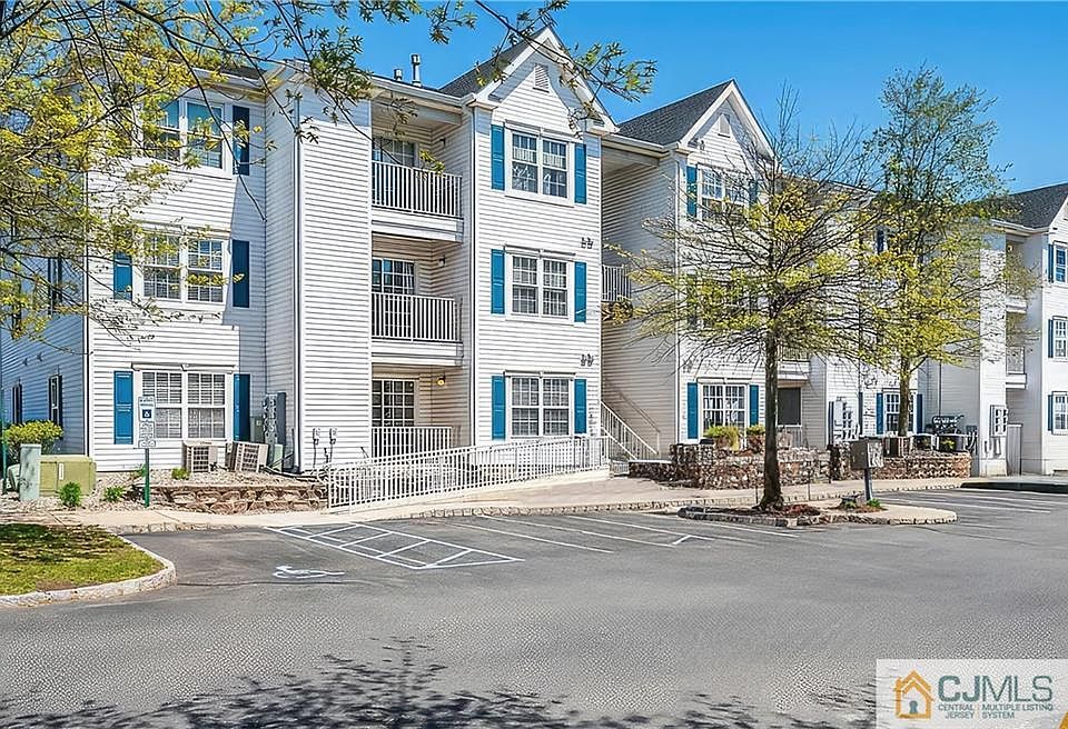 1st image of 828 Waterford Dr