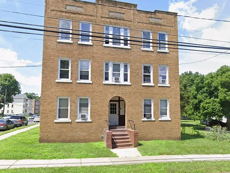152 Oak Street — Photo 1