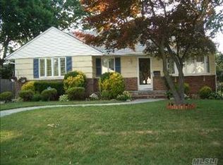 8 Whitman Ave, Syosset, NY 11791