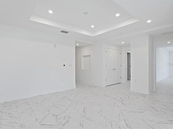 4th image of 15 Avalon St #7G/704
