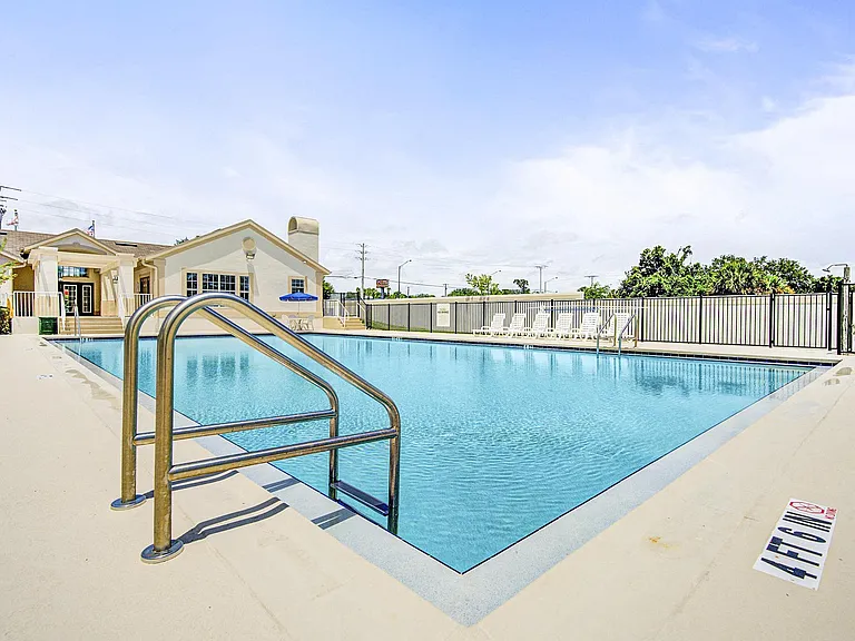 Charleston Place Apartments — Photo 8