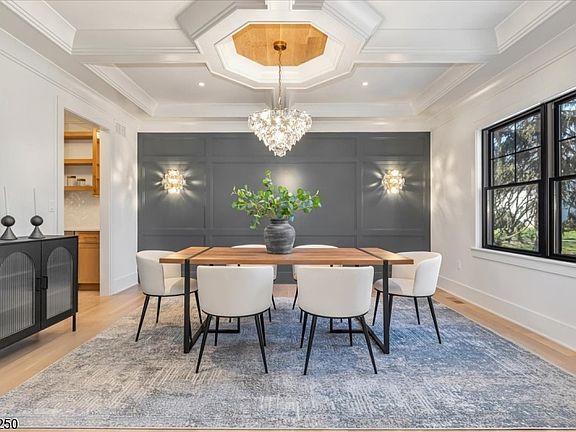 5th image of 1822 North Gate