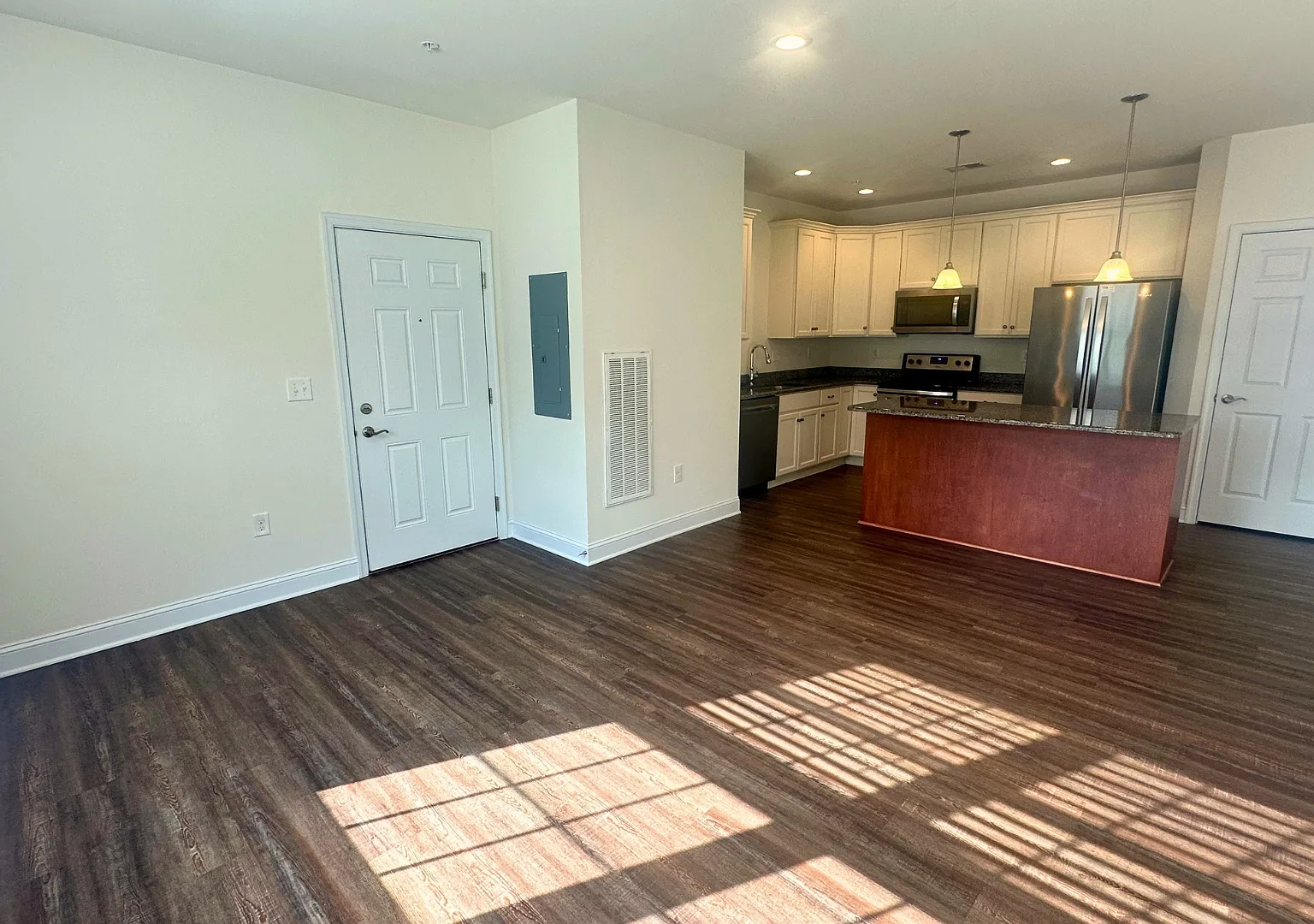 2 bed, 1055 sqft, $1,650 — Photo 3