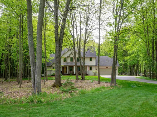 2040 E Roxbury Ct, Midland, MI 48642