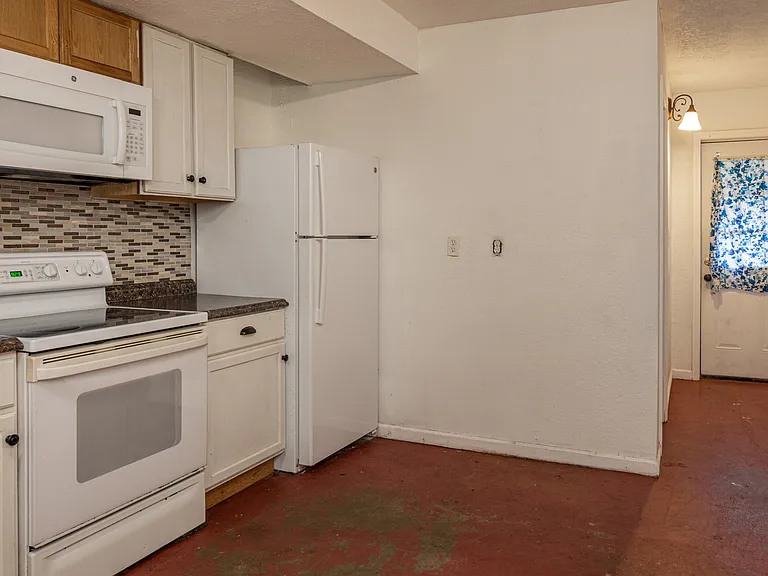 268 S French Broad Ave — Photo 18