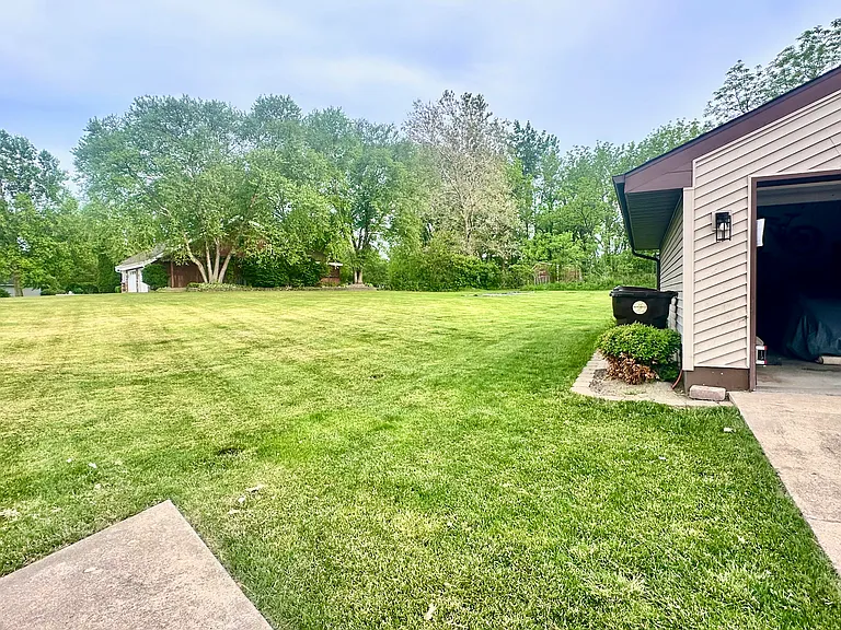 408 Brookwood Ct — Photo 2