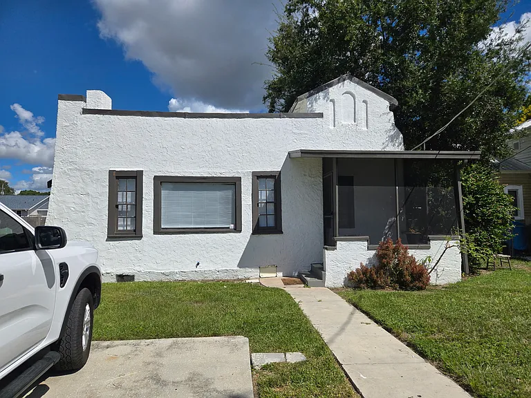 403 Avenue J SE — Photo 1