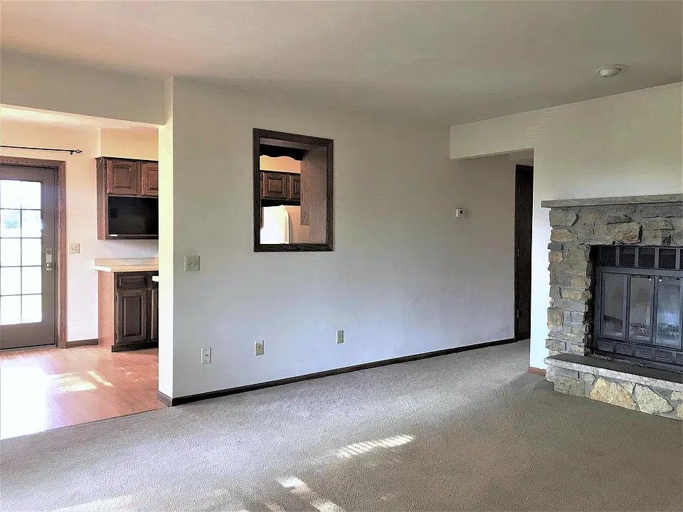 Living Rm, Peek-thru Window