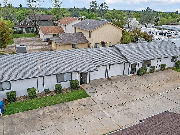 2556 Sabre Ct — Photo 2