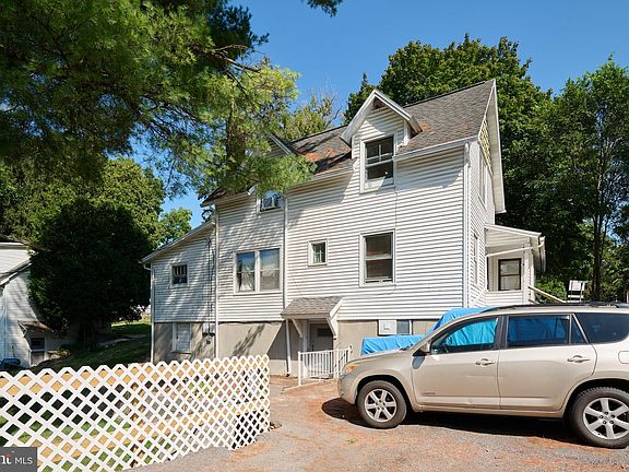 4th image of 829-833 Elmwood St