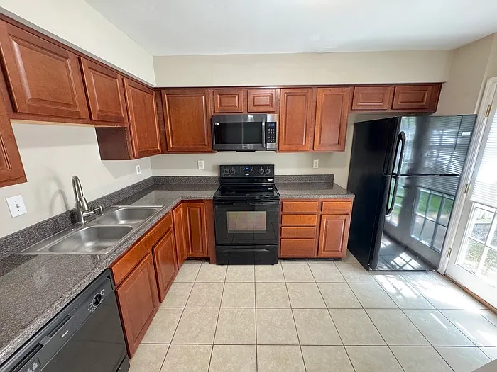 5404 Grand Lake Cres — Photo 9