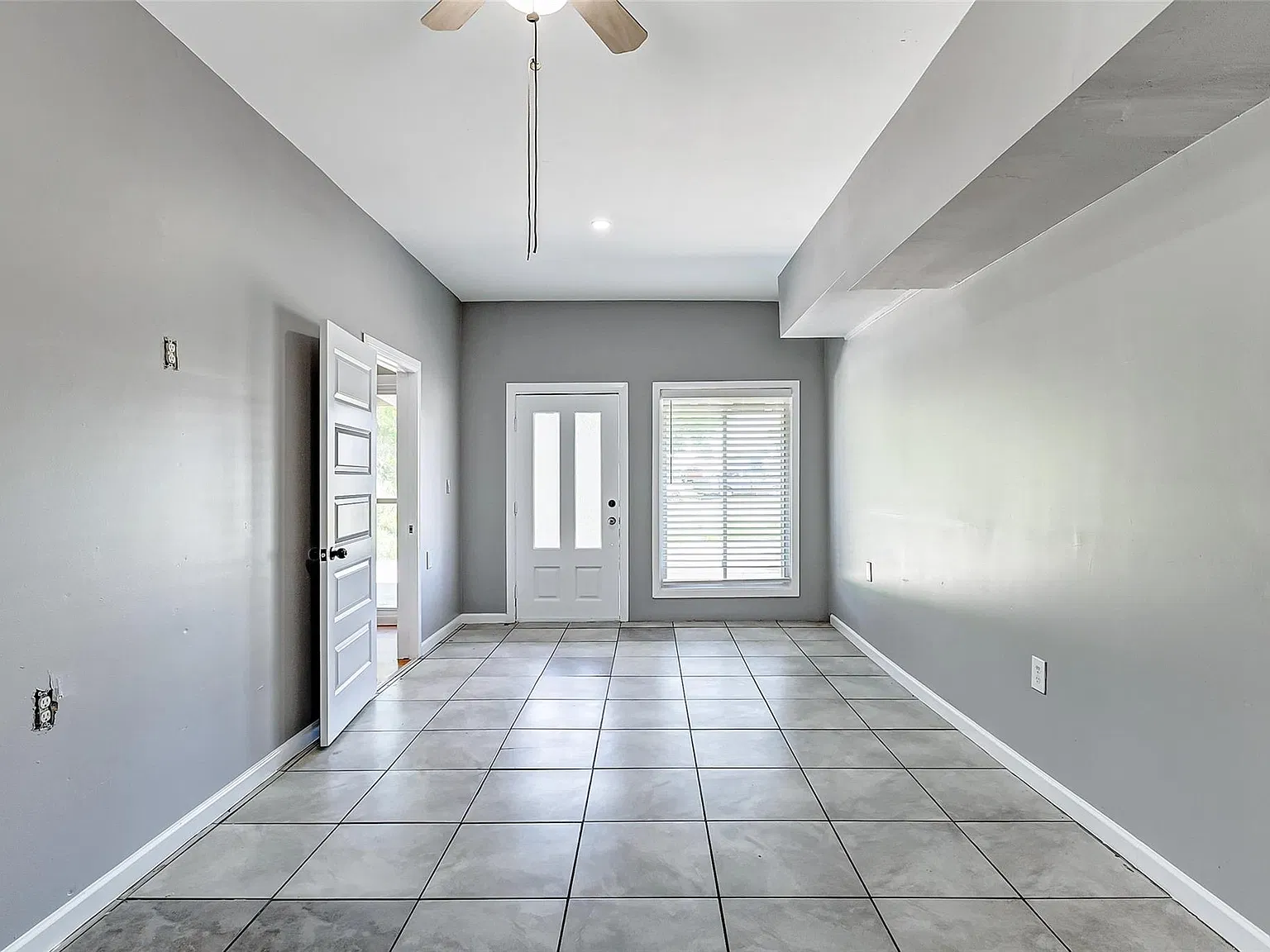 3 bed, 1.0 bath, 1010 sqft, $990 — Photo 2