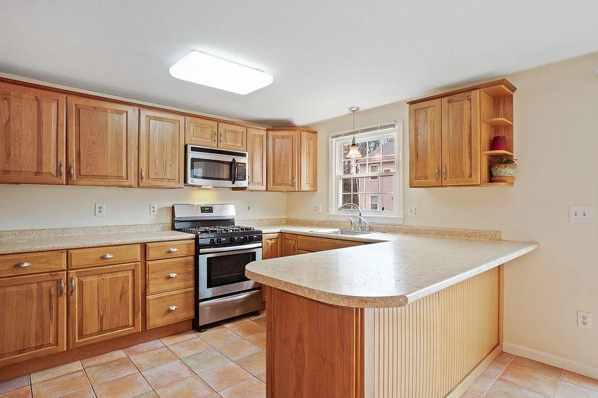 3 bed, 2.5 bath, 2245 sqft, $3,200 — Photo 2