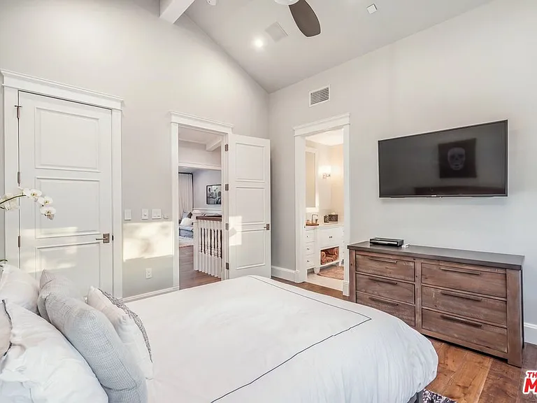 4800 Zelzah Ave — Photo 33