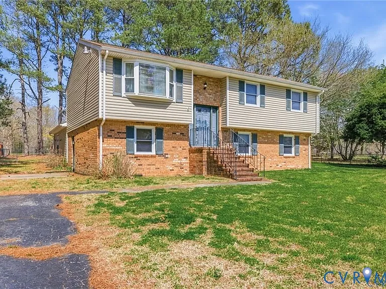 2300 Burgage Ln — Photo 3