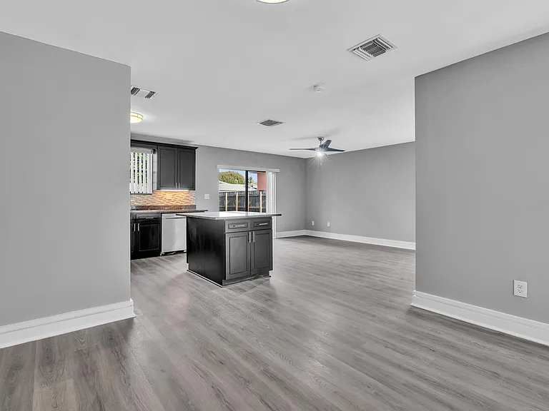 14212 NE 4th Ave — Photo 9