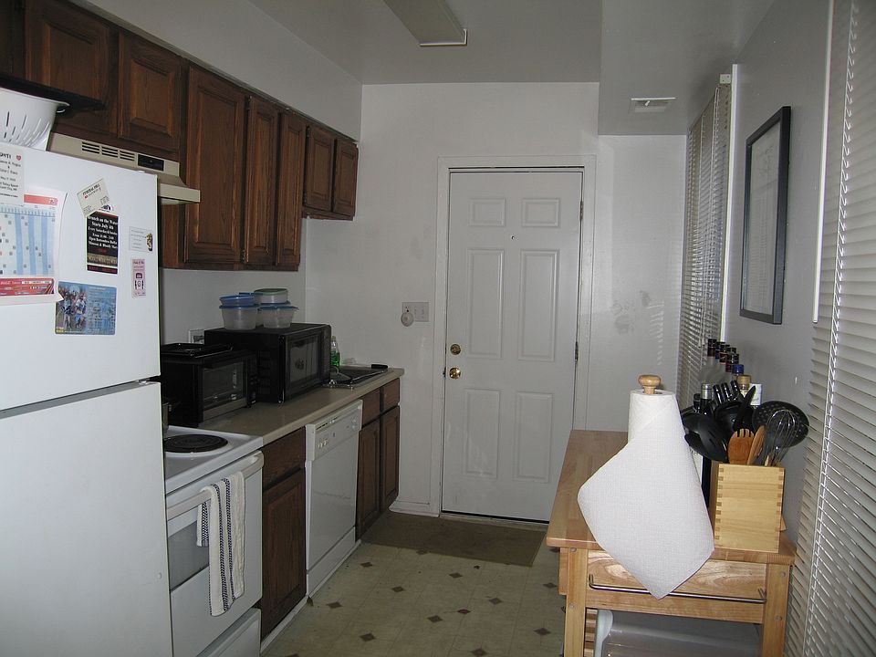 2nd image of 1039 S Charles St