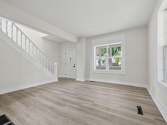 3rd image of 916 Magnolia Ave E