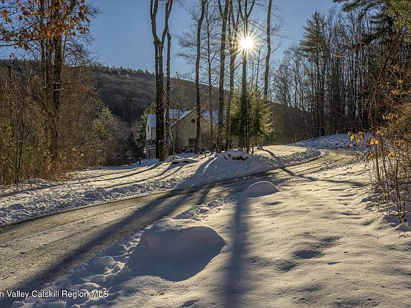 4th image of 83 Maple Hill Road