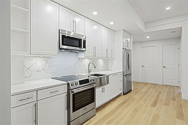 1st image of 160 E 48th St APT 5A