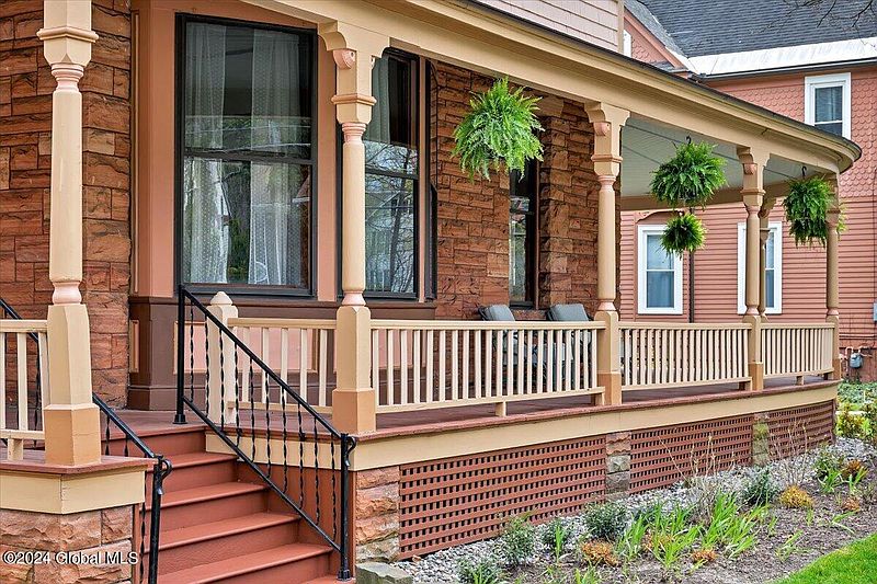 3rd image of 21 N Lyons Avenue