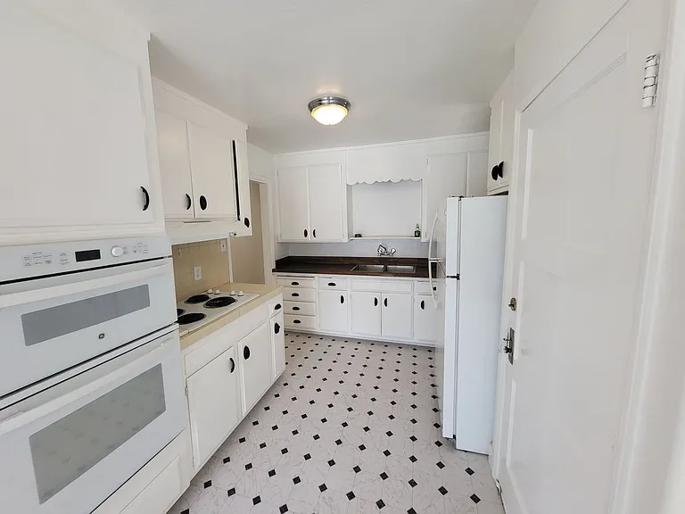 555 W Whittier Ave — Photo 6