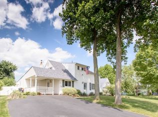 129 Indian Creek Dr, Levittown, PA 19057