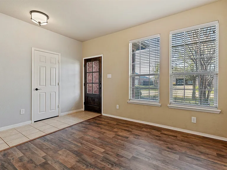 504 Teal Ln — Photo 5