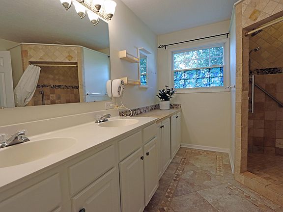 5th image of 1422 Reserve Dr
